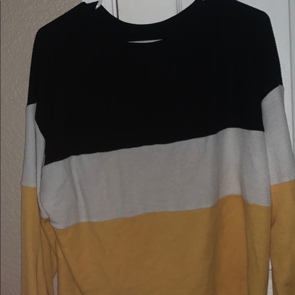 Hollister sweater - Picture 2 of 2